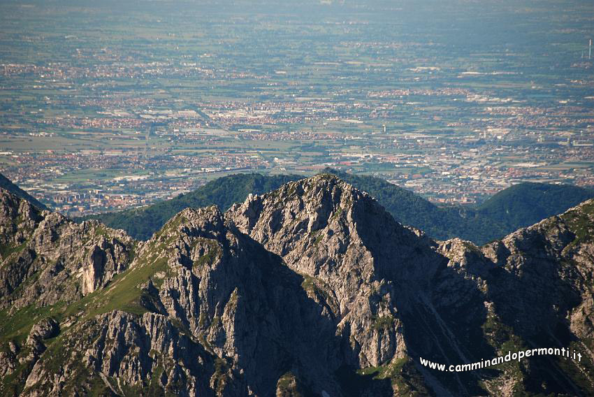 09 07951 Alben sullo sfondo la pianura.jpg
