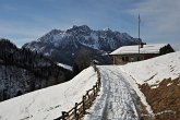 03 Casa degli Alpini - sullo sfondo il Monte Alben