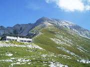 il Rifugio, sullo sfondo il Pizzo
